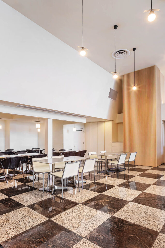 Strand Hotel Singapore: Restaurant dining area with elegantly set tables. One of the facilities and services in Strand Hotel.